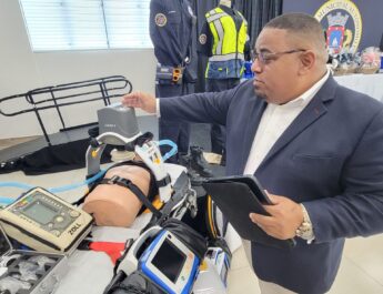 Fajardo reconoce labor de OMME y exhibe equipo tecnológico único en región este