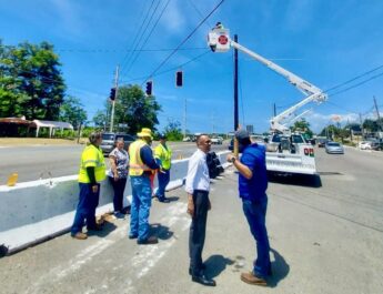 Comienzan los trabajos para reparar postes y semáforos afectados en Carretera Número 2, tras aparatoso accidente