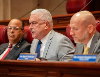 Senado exige información sobre contratos, generación temporera y permisos