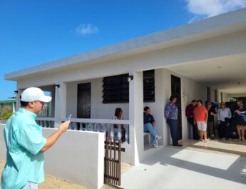 [CEIBA] Muy alegre y contenta residente de Ceiba recibe su casa renovada