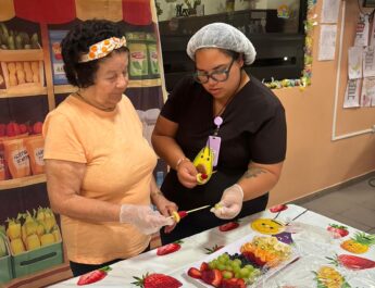 Participantes del Centro de Adultos Mayores de Hatillo presenta su huerto 