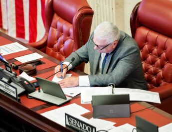Senado aprueba medidas sobre IA, retiro y licencias digitales