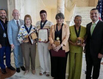 Senador Wilmer Reyes Berríos reconoce a madres del Distrito de Guayama