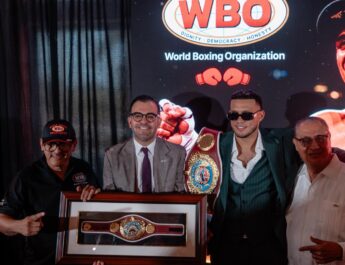 La OMB reconoce a David Benavidez en Puerto Rico junto a leyendas del boxeo mexicano