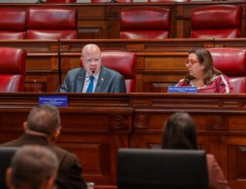 Senado evalúa implementación de póliza para empleados públicos de alto riesgo