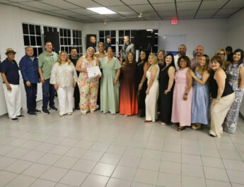 Maestros aguasbonenses reciben reconocimiento por su compromiso con la enseñanza