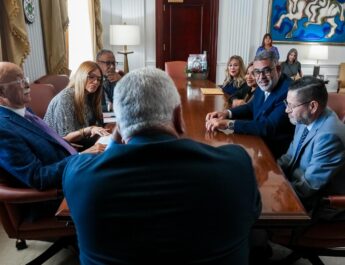 AEELA entrega resolución de reconocimiento al presidente del Senado, Thomas Rivera Schatz