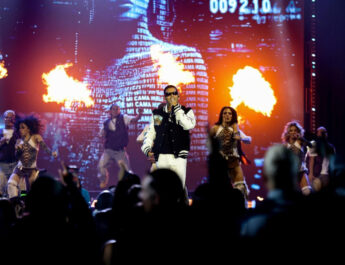 Tito El Bambino es reconocido por su trayectoria en los Premios Tu Música Urbano