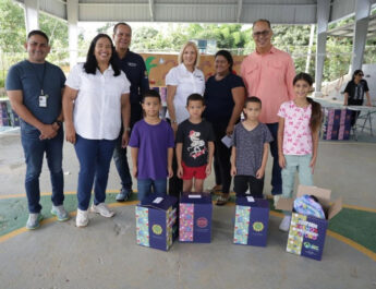 Alcaldesa de Aguas Buenas entrega bultos y efectos escolares a 300 estudiantes del sistema público
