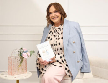 Jomary Arroyo lanza libro “Lo imprescindible en la cartera de la vida”