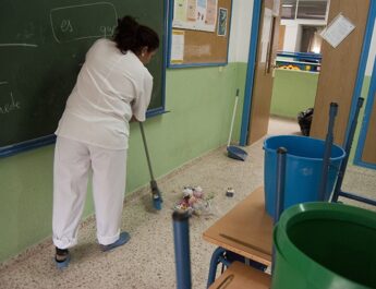 Denuncian reducción de conserjes en escuelas por riesgo a la salud estudiantil