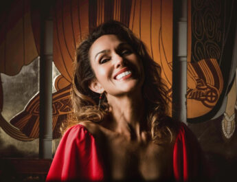 Estani Frizzell presenta el video musical de “Déjame en Paz” 