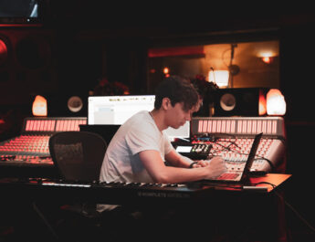 Fendy Cisneros, FLOTE y Luxtides lanzan “Deep End”
