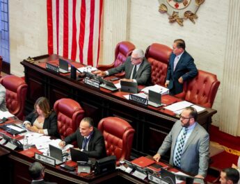 Senado aprueba medida que agrava la exposición obscena cometida en presencia de menores