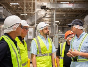 DDEC visita embotelladora para garantizar suministro de agua ante sequía